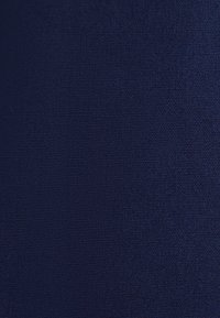 Texture de tissu bleu foncé tissé serré avec des fils fins et uniformes répartis de manière homogène sur la surface.
