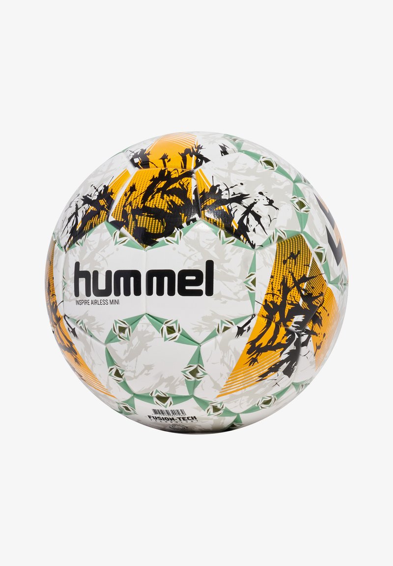 Witte voetbal met zwarte, groene en oranje geometrische patronen. Voorzien van het "hummel"-logo en de tekst "INSPIRE AIRLESS MINI". Gestructureerd oppervlak.