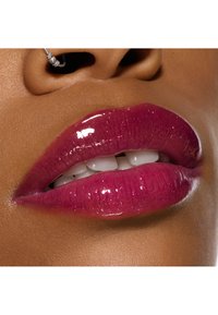 Lucido lucidalabbra in una sfumatura che va dal rosa intenso al viola, con labbra piene e lisce messe in risalto da un evidente lucentezza e un accenno di brillantezza.
