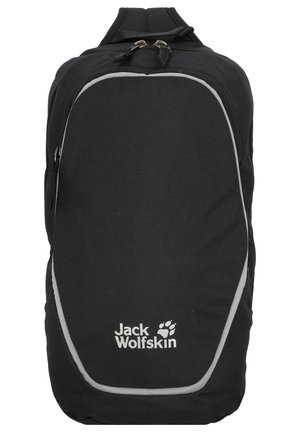 Schwarzer Rucksack aus strapazierfähigem Stoff, mit grauen Akzenten, mit Reißverschlusstaschen und einem Logo an der Unterseite. Strukturiertes, funktionales Design.
