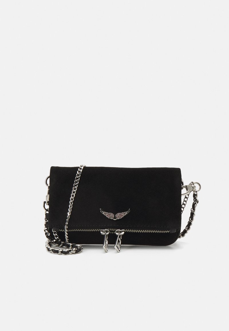 Musta mokkanahkainen olkalaukku, jossa on hopeinen ketjuolkaimi, siipimerkillä ja vetoketjuyksityiskohdalla edessä. Sujuva pinta, suorakulmainen muoto.