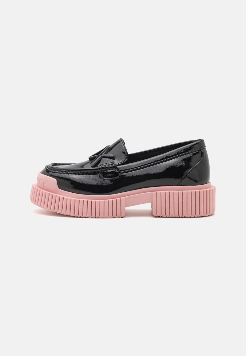Mocassin en cuir verni noir avec semelle plateforme rose à rainures et détail décoratif de boucle sur le dessus, vue latérale sur fond blanc.