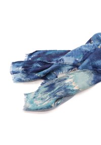 Sciarpa leggera che presenta una combinazione di colori blu e teal con un motivo testurizzato. I bordi sono frangiati per un tocco di dettaglio in più.