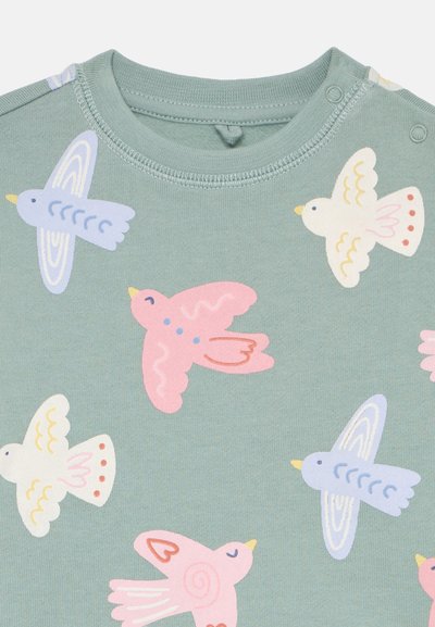 Top de algodão verde com motivos de pássaros coloridos em rosa, branco e azul, com decote redondo e botões de pressão no ombro.