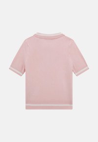 Polo de manga corta en suave tejido rosa, con un cuello acanalado con acentos blancos y un dobladillo recto con puños acanalados.
