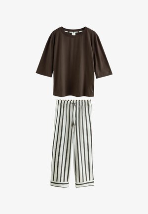 Haut marron foncé à manches courtes et col ras du cou, associé à un pantalon blanc à jambes larges avec des rayures verticales noires et une taille élastique avec cordon de serrage.