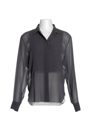 Sort gennemsigtig bluse med lange ærmer, solid brystpanel, manchetter med knapper og klassisk krave, vist på en hvid mannequin-buste.