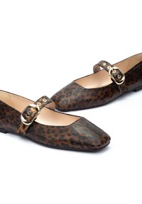 Zapatos planos de estampado de leopardo con puntera afilada, patrón texturizado en negro y marrón, y una correa con hebilla dorada. Diseño elegante y versátil.