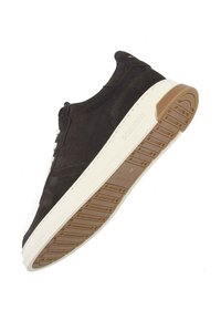 Sneaker in suede marrone con suola in gomma bianca, caratterizzata da una suola testurizzata in gomma, punta arrotondata e dettagli del logo discreti sul lato.