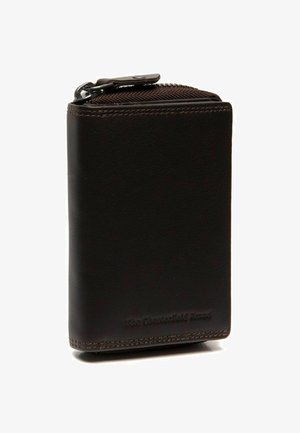 Portafoglio in pelle marrone scuro con finitura testurizzata, scomparto con zip nella parte superiore e logo impresso sul davanti. Forma compatta e rettangolare.