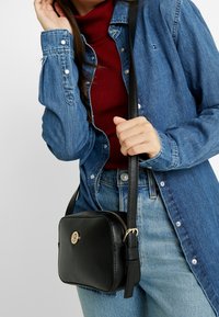 Tommy Hilfiger Cameratas - black