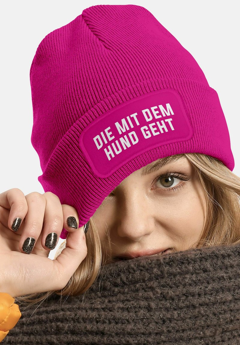 MoonWorks PATCH SPRUCH DIE MIT DEM HUND GEHT LUSTIG - Beanie - pink