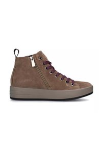 Sneaker high-top in suede marrone con lacci bordeaux, zip laterale, superficie testurizzata e suola spessa beige. Presenta un tab di sollicitazione sul retro.