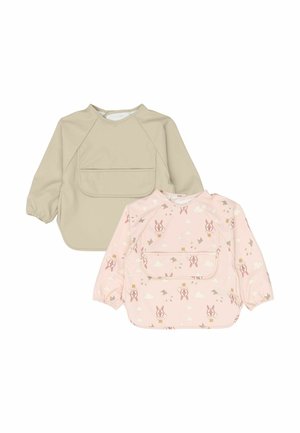 To langærmede kitler: den ene beige med en frontlomme, den anden lyserød med et motiv af kaniner og skyer, begge med elastiske ærmekanter.