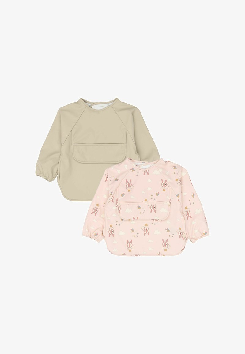 Deux blouses à manches longues : une beige avec une poche frontale, l'autre rose avec un motif de lapin et des nuages, toutes deux avec des poignets élastiques.