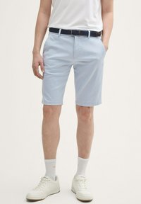 TOM TAILOR STRETCH MIT GÜRTEL - Kratke hlače - light blue white zigzag dobby