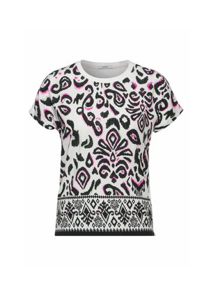Maglietta a maniche corte bianca con un motivo astratto nero e rosa, caratterizzata da un colletto rotondo e un bordo inferiore decorativo in nero.