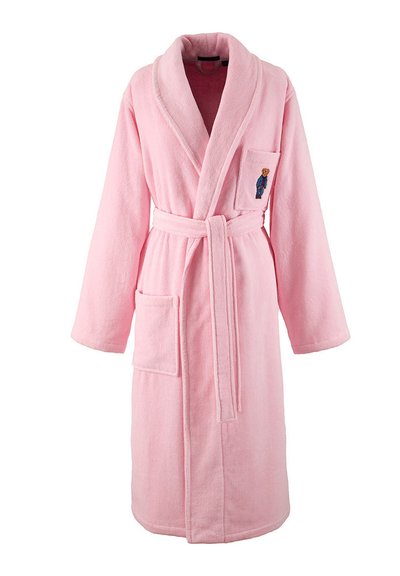 Peignoir en éponge rose avec col châle, ceinture à la taille, deux poches avant et un ourson brodé sur la poche poitrine gauche.