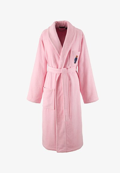 Peignoir en éponge rose avec col châle, ceinture à la taille, deux poches avant et un ourson brodé sur la poche poitrine gauche.