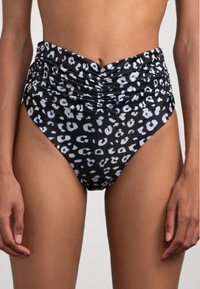 Perizoma bikini nero a vita alta con dettagli arricciati e motivo a stampa leopardata bianca. Tessuto liscio con elasticità.