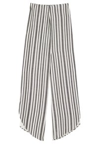 Wijdere broek in zwart-witte verticale strepen, gemaakt van een lichte stof met een zachte textuur en een vloeiende uitstraling.