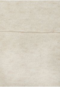 Svetlo bež, mehak material z gladko teksturo in subtilnimi barvnimi odtenki; ima šiv po sredini.