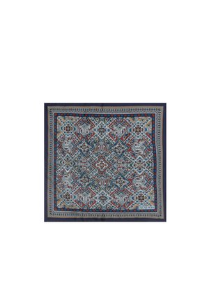 Pañuelo cuadrado con intrincados patrones geométricos y florales en azul, rojo, blanco y mostaza, con un pequeño logo de "Scalpers" en una esquina.