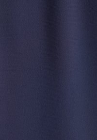 Tessuto blu navy con una texture liscia e un sottile motivo a righe fini, adatto per diverse applicazioni tessili.