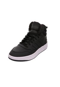 Sneaker alta nera in pelle con collare imbottito, suola intermedia bianca e suola in gomma testurizzata. Design a tre strisce e lacci.