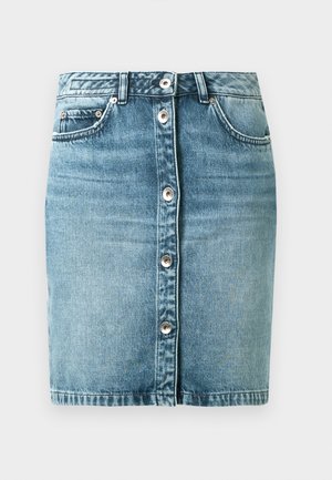 Jupe en jean bleu clair à coupe ajustée, avec fermeture à boutons sur le devant, deux poches avant et un ourlet légèrement effiloché.