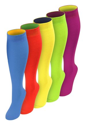 Fünf knielange Kompressionsstrümpfe in Blau, Rot, Gelb, Neon-Grün und Violett, in einer Reihe auf weißem Hintergrund angeordnet.