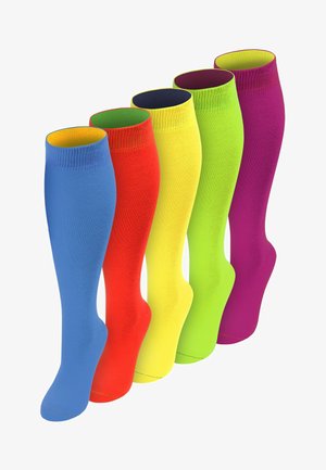 Fünf knielange Kompressionsstrümpfe in Blau, Rot, Gelb, Neon-Grün und Violett, in einer Reihe auf weißem Hintergrund angeordnet.