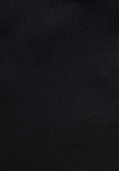 Texture de tissu noir avec un motif de tissage diagonal subtil et de légères variations de couleur.