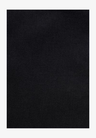 Texture de tissu noir avec un motif de tissage diagonal subtil et de légères variations de couleur.