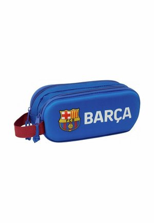 Niebieski piórnik z dwiema zamykanymi przegrodami, czerwonym uchwytem, herb klubu FC Barcelona oraz napisem "BARÇA" wydrukowanym na białym tle z przodu.