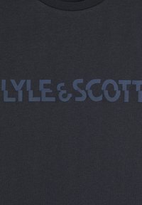 Donkergrijze t-shirt met grote marineblauwe letters die "LYLE & SCOTT" zeggen. De stof is glad met een ronde hals.