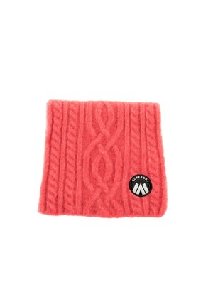 Écharpe tricotée rouge avec un motif tressé, arborant un patch circulaire noir et blanc du logo Superdry sur un fond blanc.