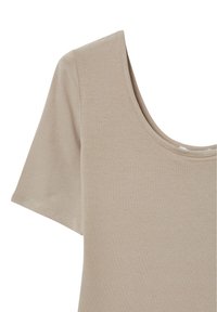 T-shirt beige in cotone con maniche corte e scollatura a barca, caratterizzato da una texture liscia e cuciture minime per un design pulito.