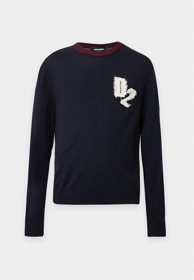 Pull bleu marine à manches longues avec bordure de col grenat et logo blanc texturé "D2" sur la poitrine gauche.