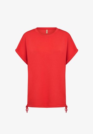 Raudoni trumparankoviai marškinėliai su susuktais rankogaliais ir reguliuojamais raišteliais apačioje, rodomi ant balto fono.