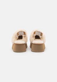UGG FUNKETTE - Heeled mules - chestnut