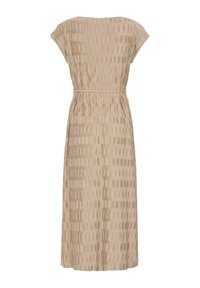 Robe midi beige avec motif rectangulaire texturé, manches courtes, ceinture serrée à la taille et ourlet droit.
