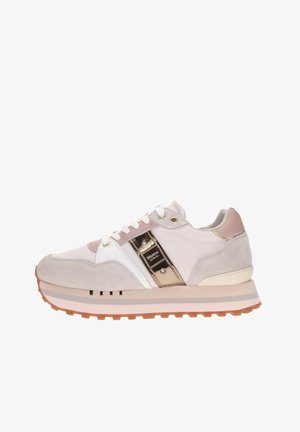 Baskets blanches et gris clair en matériaux synthétiques et en daim, avec une section médiane métallique, des lacets ronds et une semelle marron texturée.