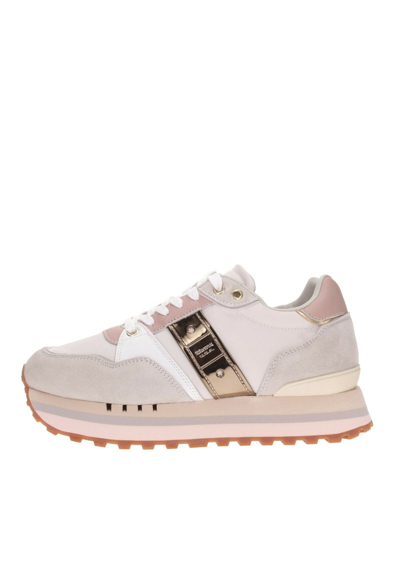 Baskets blanches et gris clair en matériaux synthétiques et en daim, avec une section médiane métallique, des lacets ronds et une semelle marron texturée.