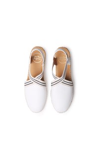 Espadrillas bianche con design a cinturino incrociato, caratterizzate da strisce blu navy. Texture naturale intrecciata attorno al bordo, rivestimento interno color nocciola e dettaglio del marchio.