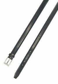Czarny skórzany pasek o gładkiej fakturze, z srebrną metalową klamrą i wieloma otworami do regulacji na całej długości. Końce są zakończone na ostro.