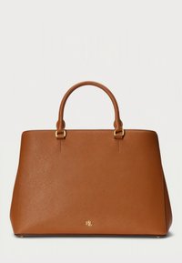 Brązowa skórzana torebka o wyraźnym kształcie, z dwoma górnymi uchwytami, tłoczoną teksturą i złotym logo umieszczonym na dole, na środku.