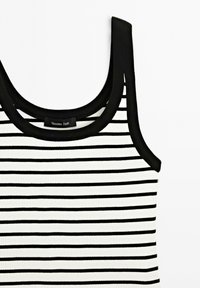 Sort-hvid stribet tanktop med ribbet tekstur, der har rund halsudskæring og smalle stropper, mærket Massimo Dutti.