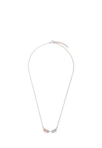 Collana con due pendenti a forma di foglia; uno in tonalità argento e l'altro in tonalità oro rosa, su un delicato design a doppia catena.