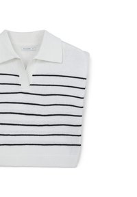 Weißes Strickpolohemd mit Kragen, das horizontale schwarze Streifen aufweist. Der Stoff wirkt weich mit gerippten Bündchen und Saum. Markenlabel sichtbar.